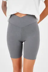 Short biker gris de calce alto.