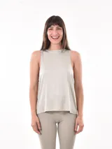 Musculosa gris de corte holgado con sisas amplias.