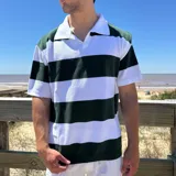 Chomba tejida de corte oversize con rayas horizontales verdes oscuras y blancas, cuello tipo polo blanco y mangas cortas.