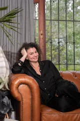 Camisa negra de satén con encaje en el ruedo y cierre frontal con botones.