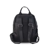 Mochila negra de símil cuero, con cierre principal y bolsillo interno con cierre. Tiene asa de mano, correas regulables y bolsillo oculto en la espalda.