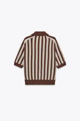 Chaqueta de punto marrón con rayas verticales en blanco y beige, cuello polo, manga corta y cierre frontal con botones.