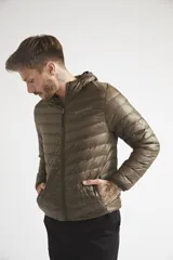 Campera de plumas liviana color verde oliva, con capucha, cierre frontal completo, bolsillos laterales y logo estampado.