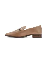 Zapato mocasín de cuero charol negro con detalle de hebilla plateada.