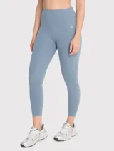 Calza deportiva larga color azul petróleo, de tiro alto y calce regular. Confeccionada con tecnología seamless para mayor comodidad.