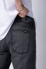 Pantalón de jean gris oscuro, de corte recto, con bolsillos delanteros y traseros.