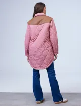 Campera de abrigo con abertura central con botones, bolsillos delanteros y detalles en eco cuero.