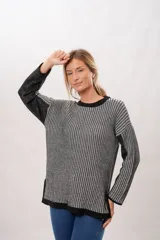 Buzo de algodón con cuello bajo, de tejido a rayas en tonos grises y negros, con un diseño cómodo y abrigado.