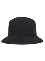 Gorro tipo bucket negro de Under Armour con logo blanco bordado en el frente.