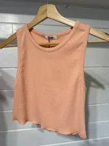Musculosa fucsia de tejido suave y elástico, con terminaciones delicadas.