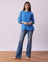 Blusa blanca texturada marca Ruby Rd, con escote redondo y mangas 3/4 con puño elastizado y apliques de broderie. Confeccionada en poliéster y elastano.