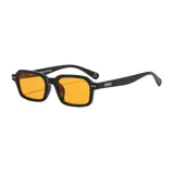 Lentes de sol unisex con montura cuadrada negra y lentes grises. Fabricados con plástico reciclado, con filtro UV 400. Incluye estuche.