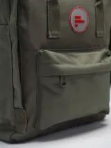 Mochila negra de poliéster con revestimiento de PU, con dos asas de mano y correas ajustables para los hombros. Tiene un compartimento principal con cierre, un bolsillo frontal con cierre y dos bolsillos laterales abiertos.