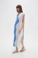 Vestido largo de viscosa con estampado abstracto en tonos beige, amarillo y negro. Tiene cuello en V, mangas cortas, corte holgado y tajo lateral.