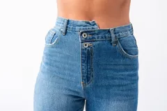 Pantalón de jean azul de tiro alto con corte irregular en la cintura y cierre con doble botón.
