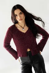 Buzo de lurex color bordó con tajo delantero y cuello en V. Tejido de punto acanalado.