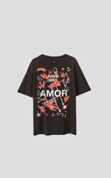 Remera negra con estampa de estilo gráfico con la palabra "Amor" y otros símbolos en color rojo y blanco.