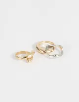 Set de tres anillos de metal con diferentes diseños chunky, uno dorado liso, uno plateado con forma irregular y uno dorado con forma de espiral.