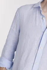 Camisa celeste de lino, de corte clásico, manga larga y cuello italiano.
