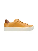 Sneaker de cuero vacuno con estampado de camuflaje y suela marrón.