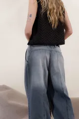 Pantalón de jean celeste de corte ancho con pinzas en la cintura.