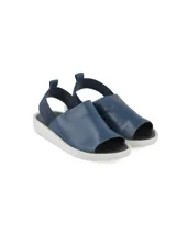 Sandalia gris con textura, faja ancha, suela blanca estilo sporty y elástico trasero.