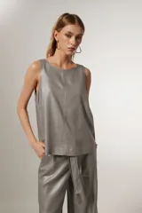 Musculosa color beige metalizado, de lino y viscosa, con cuello a la base y corte holgado.