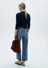 Pantalón de jean azul de tiro alto, corte culotte, con cierre de cremallera y botón, trabillas, bolsillos traseros, bajo deshilachado y tejido elástico.