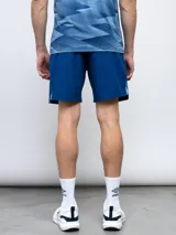 Short deportivo negro de entrenamiento, marca Umbro, con logo estampado en la pierna izquierda y detalles laterales con repetición del logo. Confeccionado en tejido elástico de cuatro direcciones.