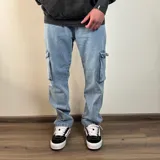 Pantalón jean celeste de corte recto con bolsillos cargo laterales.