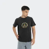 Remera negra de corte oversize con estampado de palmeras y piñas.