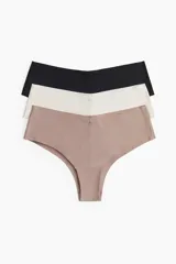 Pack de tres bombachas hipster de microfibra en colores negro, blanco y nude. Cuentan con cintura estándar en V, refuerzo interior, cobertura media en la parte de atrás y ribetes cortados por láser para una sensación suave y mínima visibilidad bajo la ropa.