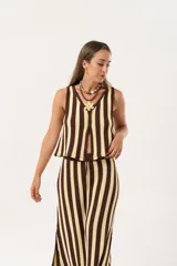 Chaleco tejido a rayas verticales color chocolate y amarillo, con escote en V y cierre con ganchitos.