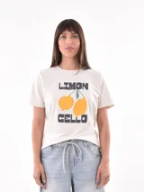 Remera blanca de algodón con estampado de limones y texto en azul.