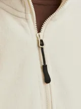 Buzo de fleece color beige con cuello alto y cierre de cremallera, mangas largas y puños de canalé.