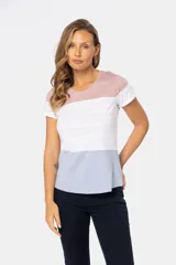 Remera de manga corta con cuello redondo, con rayas horizontales en color celeste y blanco en la parte superior y color azul en la parte inferior.