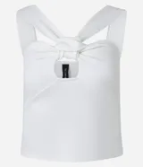 Blusa corta blanca de crepé, con breteles anchos, recorte en el busto y nudo en el escote.