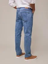 Pantalón de jean celeste elastizado, corte slim fit.