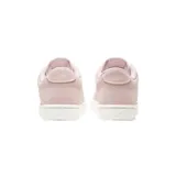 Zapatillas urbanas Nike Court Vintage Premium, color rosa claro con logo bordado en el lateral y suela blanca.