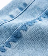 Pantalón de jeans con elastano, tiro alto, corte flare, bolsillos delanteros y traseros con bordado.