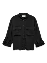 Camisa negra de corte clásico con cuello, manga larga y bolsillos en el pecho.