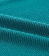 Blusa tipo muscle tee color turquesa, hecha en ribana de viscosa y poliéster, con escote redondo y sin sisas.