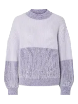 Sweater de punto suave con calce holgado y cuello redondo, a rayas horizontales en color lavanda y lila.