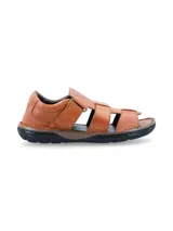 Sandalias de cuero color marrón con múltiples tiras entrecruzadas y ajuste con velcro. Suela de goma negra.