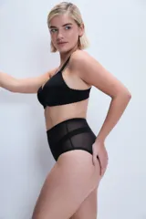 Bombacha vedetina alta color piel, con paneles de tul en los laterales.