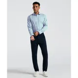 Camisa celeste de poplin stretch, de manga larga con cuello clásico y puños abotonados.