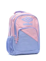 Mochila deportiva Umbro modelo Zeeva, color gris con detalles en azul eléctrico. Presenta el logo Umbro grande en azul en el panel frontal superior y un panel inferior texturizado con patrón de logo repetido. Incluye bolsillo lateral de malla para botella y tiradores de cierre en azul.