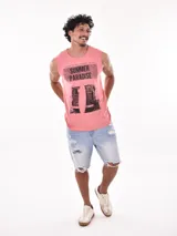 Musculosa negra con estampado de un esqueleto surfeando y la frase "Sure is a way to be free".