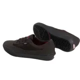 Championes Vans Skate Curren Caples color marrón con detalles en negro y rojo.