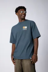 Remera negra de corte oversize con estampado en el pecho que reinterpreta la obra de Claude Monet.